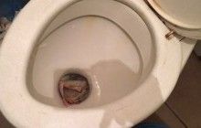 СБУ: погоревший на взятке пограничник пытался смыть тысячи гривень в унитаз (фото)