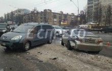 Large-scale traffic accident in Kyiv: 11 cars collide on slippery avenue (photo)
