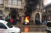 В центре Львова горят шины: десятки людей требуют уволить судей (видео)