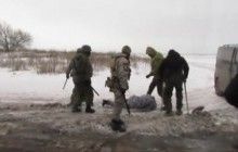 Біля Бахмуту поліція застосувала силу до учасників блокади через автобуси з "тітушками" - журналіст