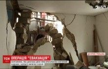 На Дніпропетровщині рятувальники витягли вантажівку з гречкою, яка протаранила стіну будинку (відео)