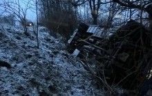 На Закарпатті автобус з пасажирами злетів з дороги в обрив і зачепився за дерева (фото)