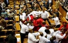 У ПАР депутати парламенту побилися під час виступу президента (відео)