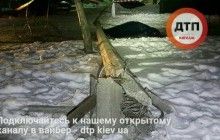 У Києві снігоприбиральна машина повалила стовп, який на смерть розчавив чоловіка