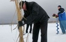 Во льду на Киевском водохранилище прорубили более тысячи лунок, чтобы спасти рыбу от удушья (фото)