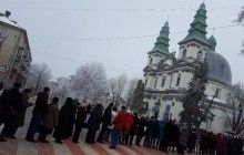 У Тернополі тисячі людей стоять у черзі до привезеної із захристії Папи Римського чудотворної ікони