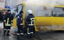 У Тернополі на зупинці загорівся маршрутний автобус (фото, відео)