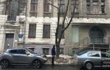 В Харькове на девушку с 4-этажки упала снежная глыба (фото)