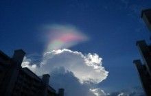 Жители Сингапура стали свидетелями редкого феномена "огненной радуги" (фото)
