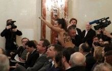 Активістка Femen з оголеними грудьми намагалася зірвати виступ Ле Пен в Парижі (фото)