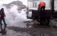 "Нас змусили!": на Харківщині комунальники укладали асфальт просто в калюжу (відео)