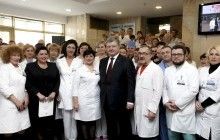У Дніпрі президент нагородив медиків лікарні ім.Мечникова і військових медиків