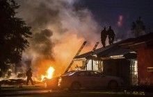 В США самолет упал на жилые дома, есть погибшие (видео)