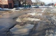 Исчезающие дороги: вместе со снегом в Украине сошел асфальт (видео)