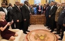 Розкута поза радниці Трампа затьмарила "світлі голови" на прийомі в Овальному кабінеті (фото)