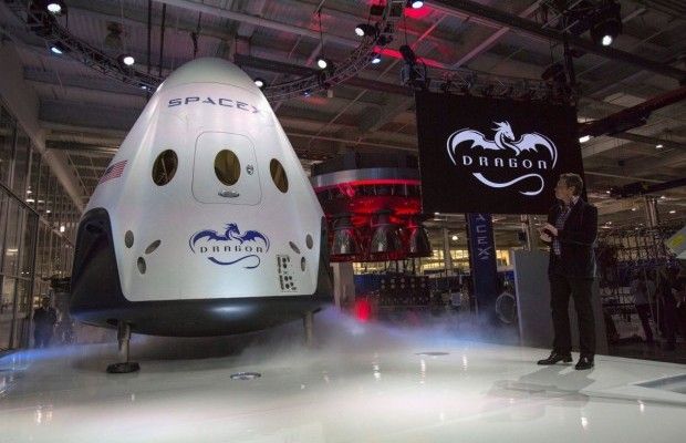 SpaceX планує відправити туристів у космос у 2021 році