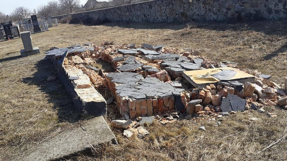 Зруйновано не сам меморіал, а його частину / mayak.org.ua Зруйновано не сам меморіал, а його частину / mayak.org.ua