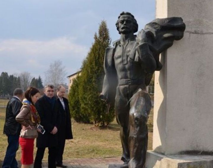 На Львівщині вандали пошкодили пам'ятник Івану Франку / ZIK На Львівщині вандали пошкодили пам'ятник Івану Франку / ZIK