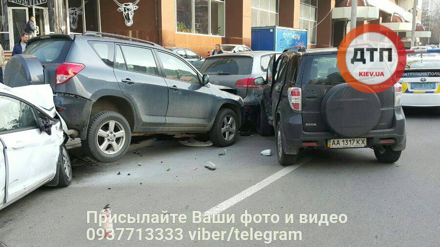 Внедорожники не смогли разминуться / facebook.com/dtp.kiev.ua Внедорожники не смогли разминуться / facebook.com/dtp.kiev.ua