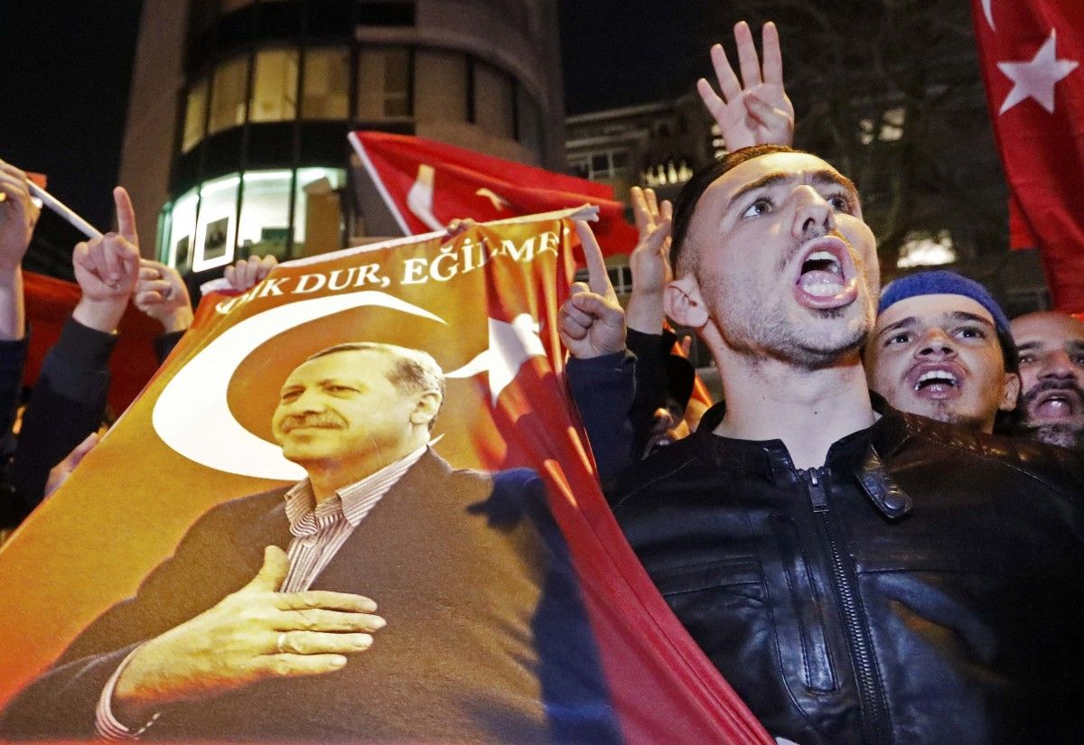 Акция сторонников Эрдогана в Роттердаме / REUTERS