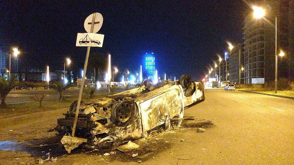 Вранці комунальник почали прибирати влиці від знищених авто та сміття / facebook.com/tatotsetskhladze Вранці комунальник почали прибирати влиці від знищених авто та сміття / facebook.com/tatotsetskhladze
