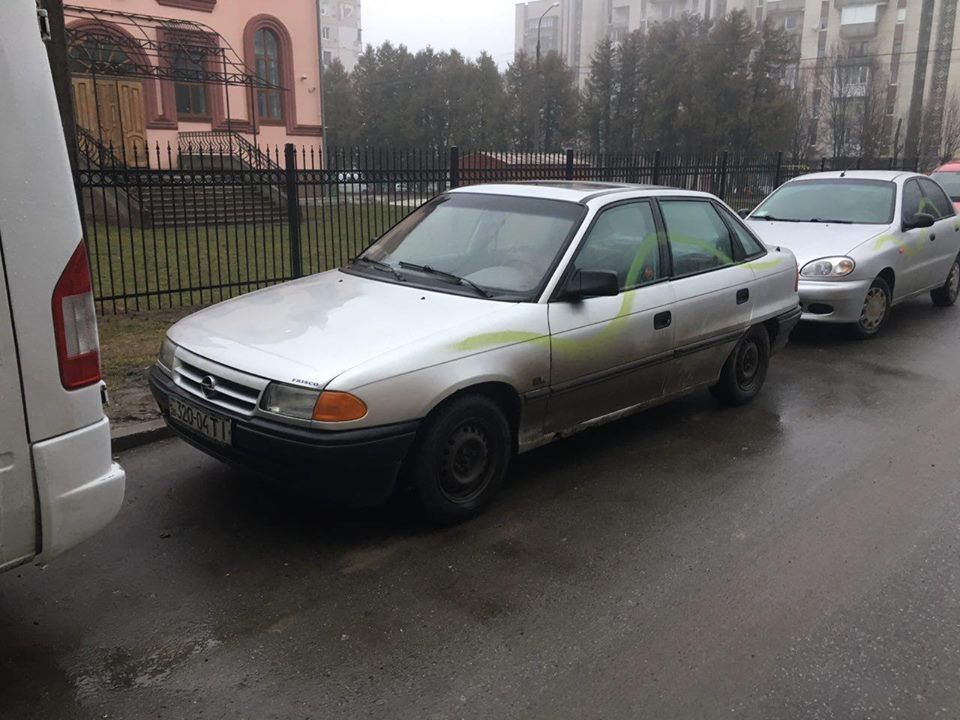 У Тернополі вночі розмалювали фарбою 10 автомобілів У Тернополі вночі розмалювали фарбою 10 автомобілів
