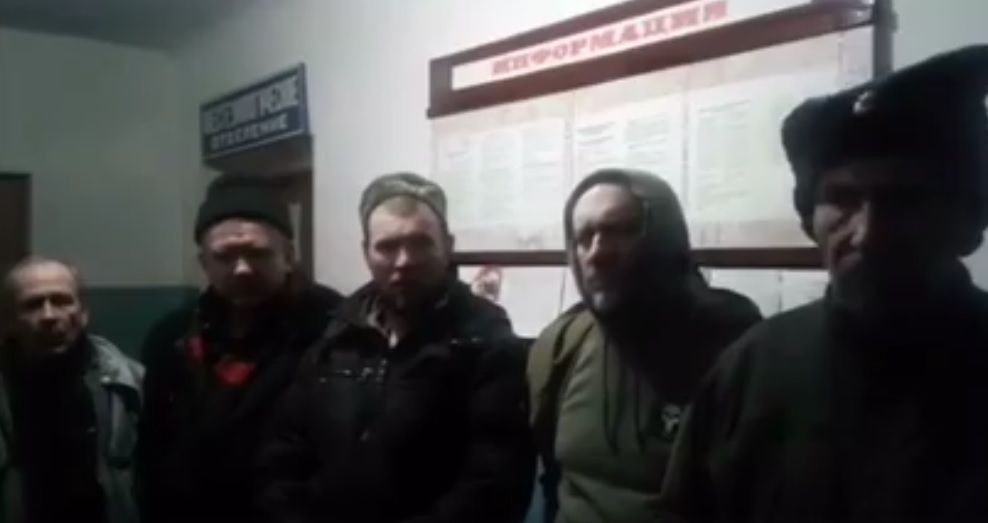 На відео видно затриманих блокадників у Кривому Торці / Скріншот На відео видно затриманих блокадників у Кривому Торці / Скріншот
