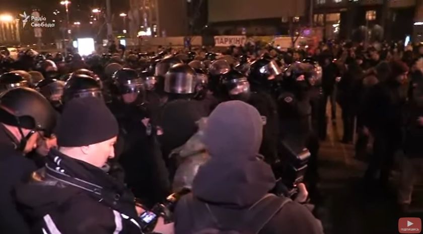 Активісти ОУН хотіли громити офіс Ахметова / Скриншот Активісти ОУН хотіли громити офіс Ахметова / Скриншот