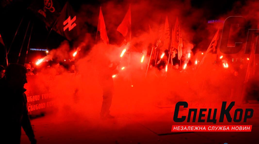 Марш завершився на площі Незалежності, де учасники ходи запалили фаєри / СпецКор Марш завершився на площі Незалежності, де учасники ходи запалили фаєри / СпецКор