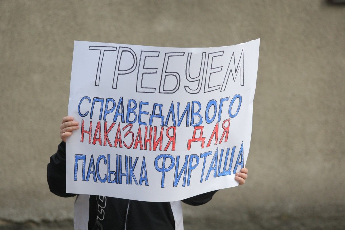 Несколько десятков человек устроили митинг с требованием наказать Калиновского / УНИАН Несколько десятков человек устроили митинг с требованием наказать Калиновского / УНИАН