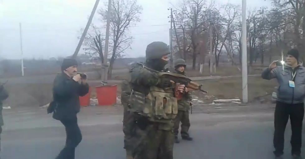 У Костянтинівки поліція стріляла в повітря з-за конфлікту з блокадниками / Скріншот У Костянтинівки поліція стріляла в повітря з-за конфлікту з блокадниками / Скріншот