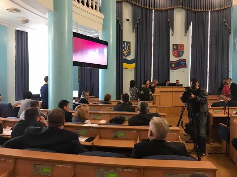 Областной совет требует прекратить перемещение товаров через линию столкновения / Фото УНИАН Областной совет требует прекратить перемещение товаров через линию столкновения / Фото УНИАН