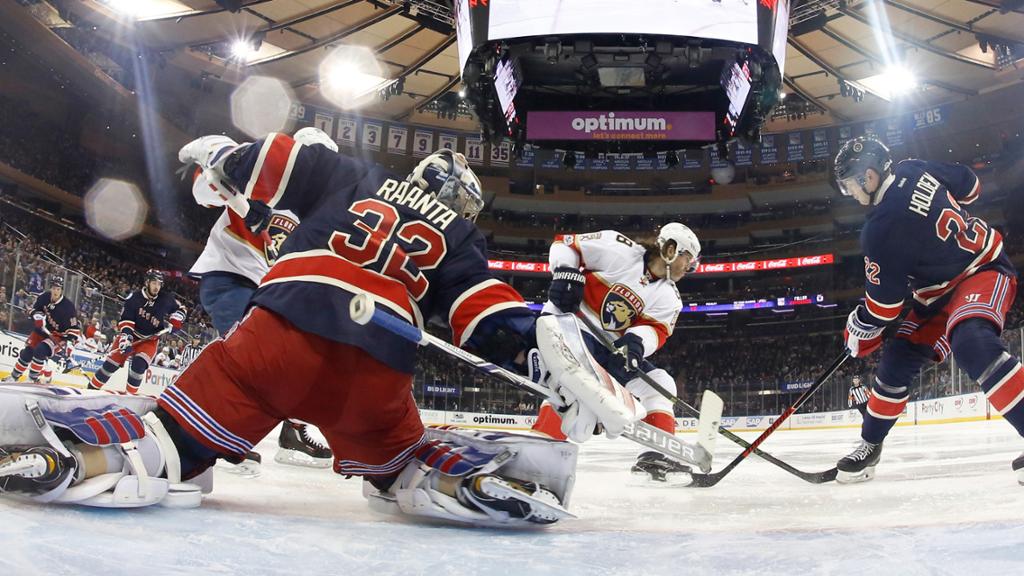 Ягр (в центрі) побив черговий рекорд НХЛ / nhl.com Ягр (в центрі) побив черговий рекорд НХЛ / nhl.com
