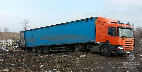 На момент приїзду поліцейських вони вже встигли вивантажити близько третини відходів / dp.npu.gov.ua На момент приїзду поліцейських вони вже встигли вивантажити близько третини відходів / dp.npu.gov.ua