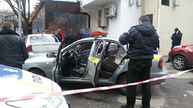 Злочинці розбили в автівці скло / kyiv.npu.gov.ua Злочинці розбили в автівці скло / kyiv.npu.gov.ua