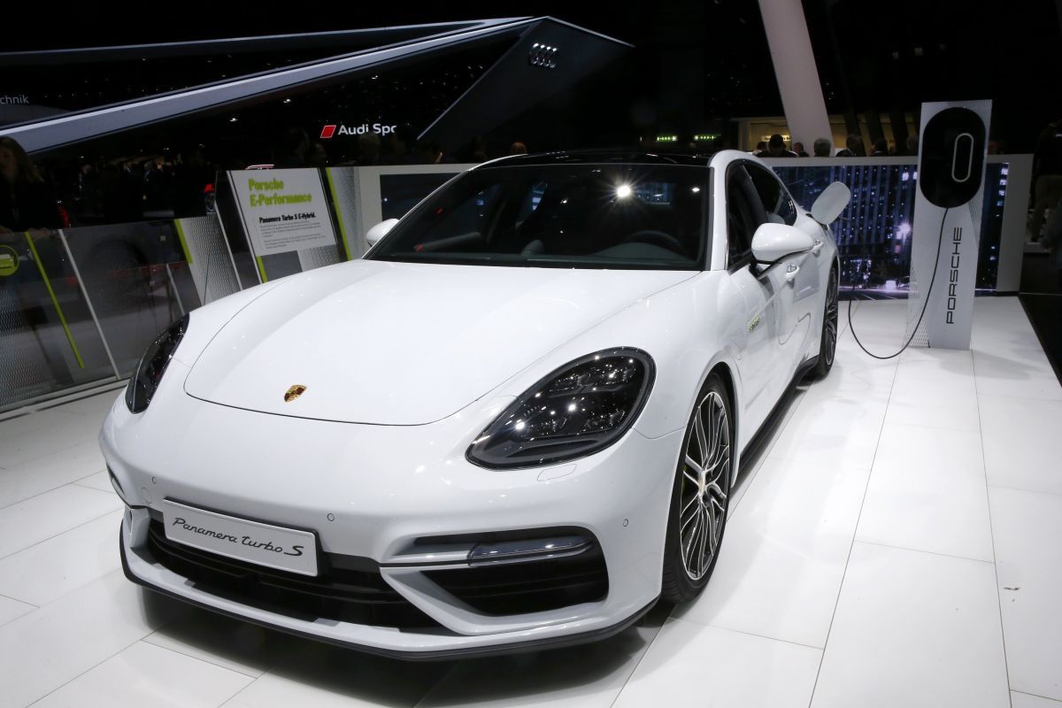 Porsche Panamera Turbo S E-Hybrid / REUTERS Porsche Panamera Turbo S E-Hybrid / REUTERS