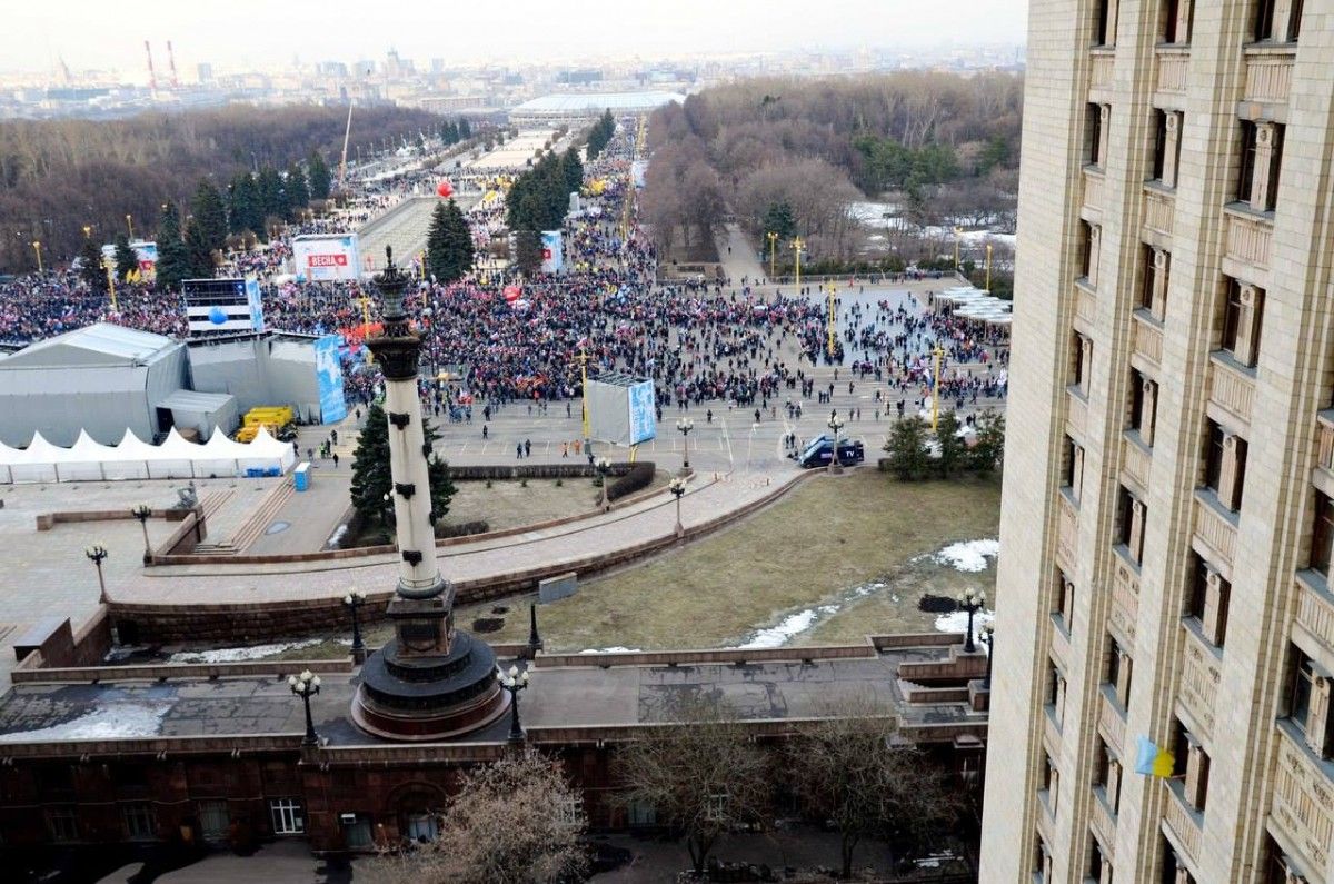 Сарапулов вывесил флаг Украины из окна главного корпуса университета / Фото предоставил Сарапулов