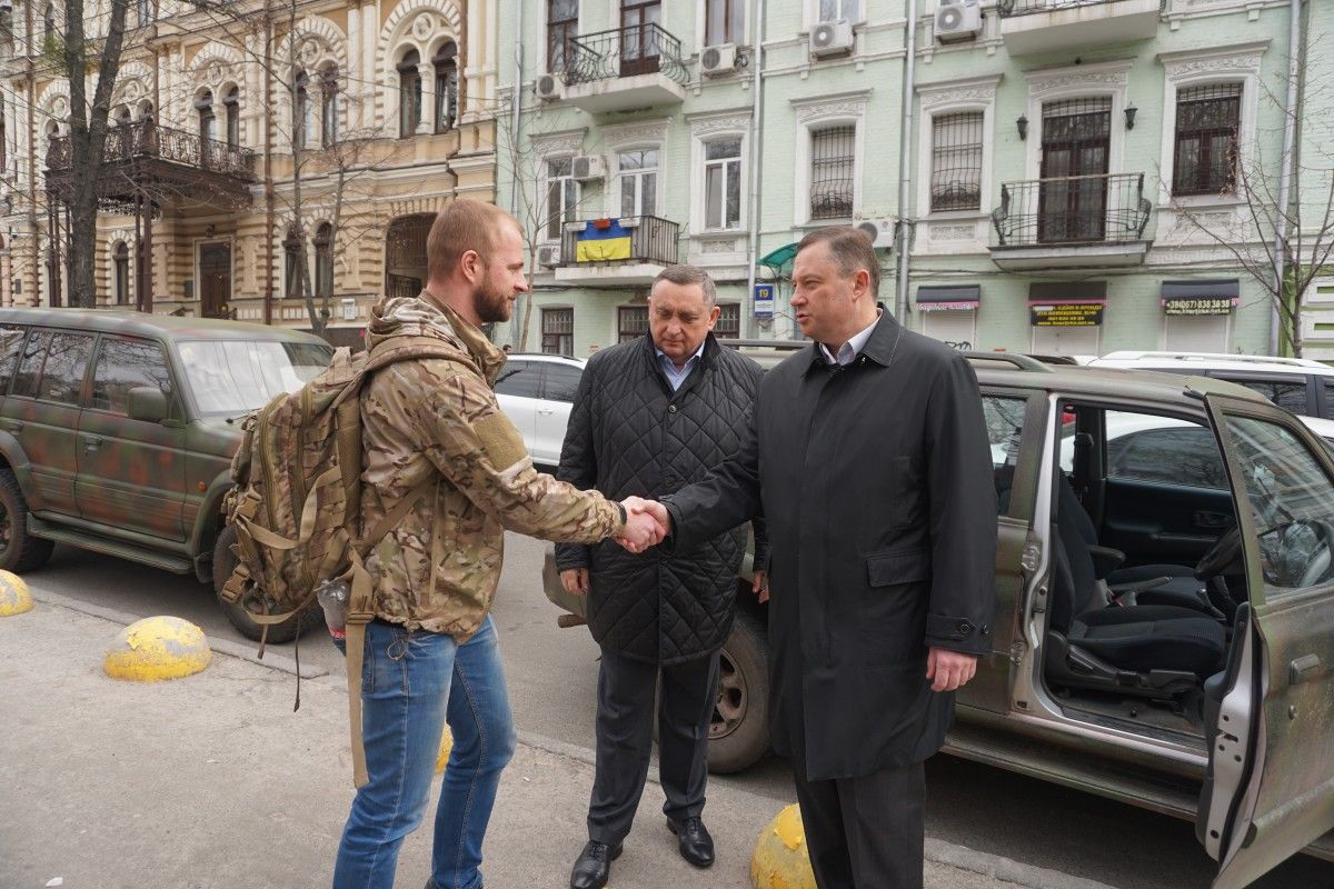 Во время передачи внедорожников Во время передачи внедорожников