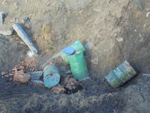 Чотири бочки скинуті в котлован зруйнованої пожежної водойми / deicn.gov.ua Чотири бочки скинуті в котлован зруйнованої пожежної водойми / deicn.gov.ua