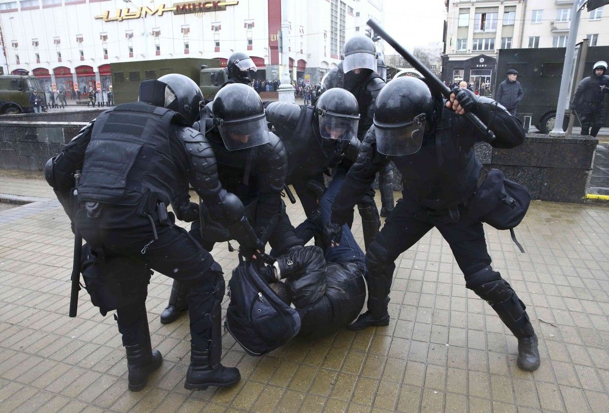 Полиция задерживает участника акции в Минске / REUTERS