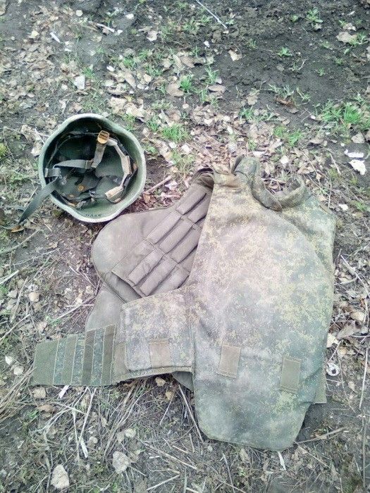 Бронежилет і каска, знайдені на Донбасі / СБУ Бронежилет і каска, знайдені на Донбасі / СБУ
