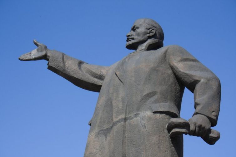 Памятник Ленину в Чопе ушел с молотка / pmg.ua Памятник Ленину в Чопе ушел с молотка / pmg.ua