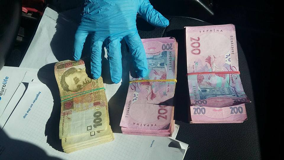 Чиновник взяв гроші у своїй машині / Фото facebook.com/LlutsenkoYuri Чиновник взяв гроші у своїй машині / Фото facebook.com/LlutsenkoYuri
