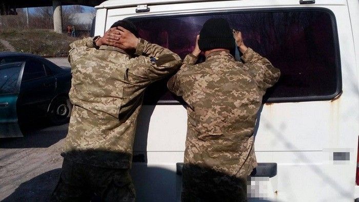 Оперативники СБ України затримали трьох військових поблизу частини під час спроби збуту ще 650 л пального / facebook.com/SSU.Ternopil/ Оперативники СБ України затримали трьох військових поблизу частини під час спроби збуту ще 650 л пального / facebook.com/SSU.Ternopil/