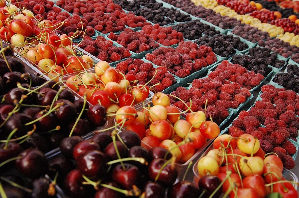 Эксперты прогнозируют снижение цен на фрукты / REUTERS