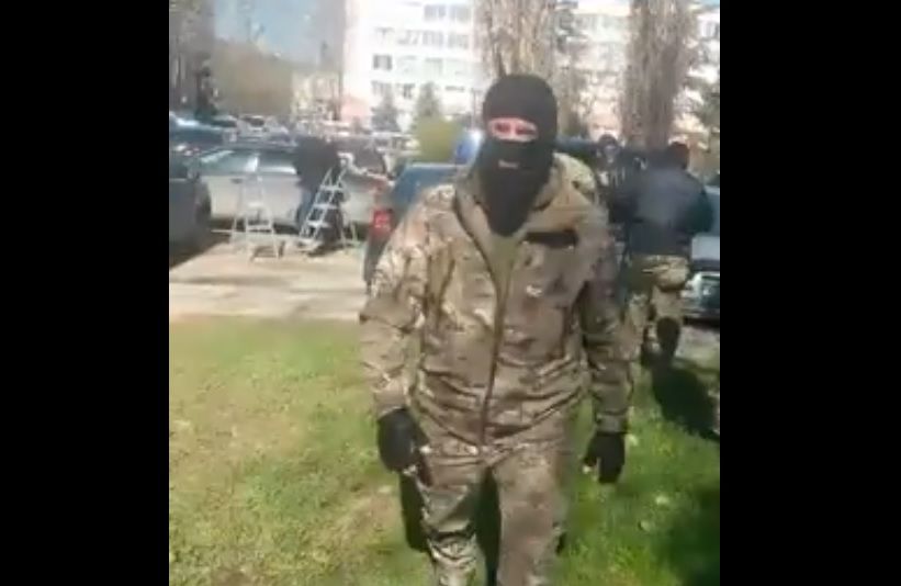 В ответ на просьбу представиться у другого активиста выбили из рук камеру / Фото facebook.com/emil.kurbedinov В ответ на просьбу представиться у другого активиста выбили из рук камеру / Фото facebook.com/emil.kurbedinov