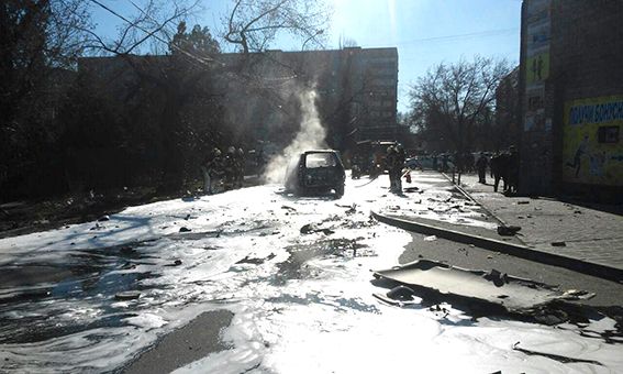 Машина взорвалась посреде улицы / novosti.dn.ua
