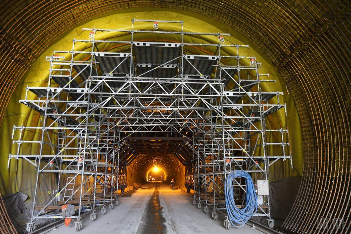 Омелян: В этом году мы планируем открыть Бескидский тоннель / Фото УНИАН