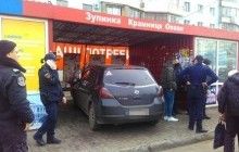 В Одессе автомобиль врезался в остановку, есть пострадавшие (фото)
