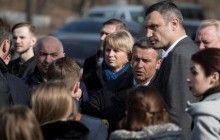 "Асфальт зійшов одночасно зі снігом": Кличко бідкається, що більшість проблемних доріг Києва не ремонтували 30 років